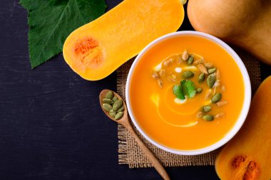 Kabak kabağı çorbası siyah arka planda kabak çorbası sonbahar mevsiminde ev yapımı yemek, Top View.