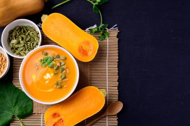 Kabak kabağı çorbası siyah arka planda kabak çorbası sonbahar mevsiminde ev yapımı yemek, Top View.