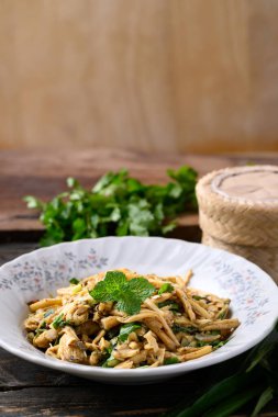 Kuzey Tayland yemekleri (Yum Nor Mai), baharatlı bambu taze sebzelerle yenen salata, yerel Tayland yemekleri