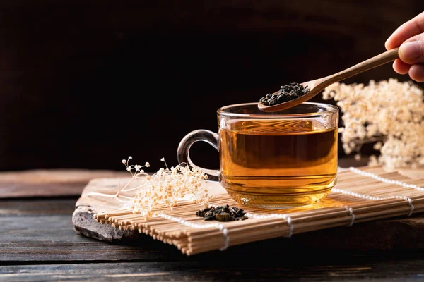 Горячий Чай Стакане Сушеными Чайными Листьями Ложке Здоровый Напиток — стоковое фото