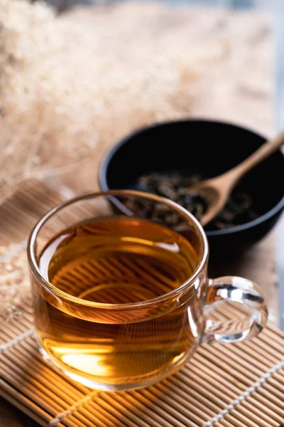 Горячий Чай Стакане Сушеными Чайными Листьями Здоровый Напиток — стоковое фото