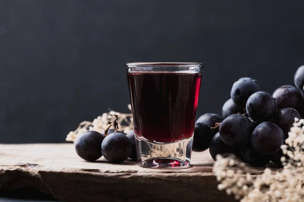 Χυμός Σταφυλιού Μαύρος Ποτήρι Μαύρο Φόντο Υγιεινό Ποτό — Φωτογραφία Αρχείου