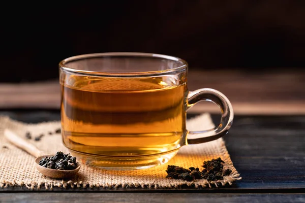 Горячий Чай Стакане Сушеными Чайными Листьями Деревянном Фоне Здоровый Напиток — стоковое фото