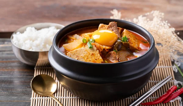 Nourriture Coréenne Soupe Kimchi Tofu Porc Jaune Oeuf Frais Pot — Photo