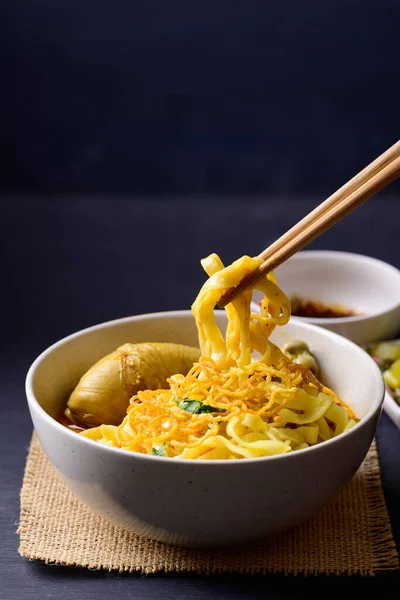 泰国北部食品 Khao Soi 辣味咖喱面汤和鸡肉 当地泰国菜 — 图库照片