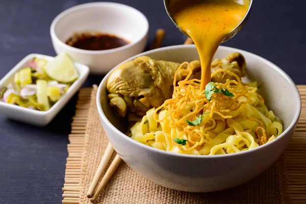 stock image Northern Thai food (Khao Soi), Spicy curry noodles soup with chicken, Local Thai food