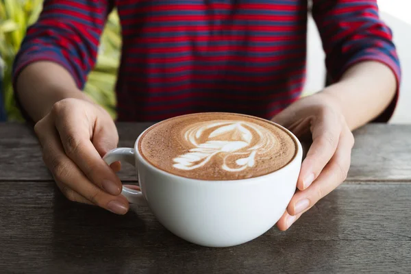 Latte Art Kawa Kształcie Łabędzia Filiżance Kawy Gospodarstwa Ręcznie Gotowy — Zdjęcie stockowe