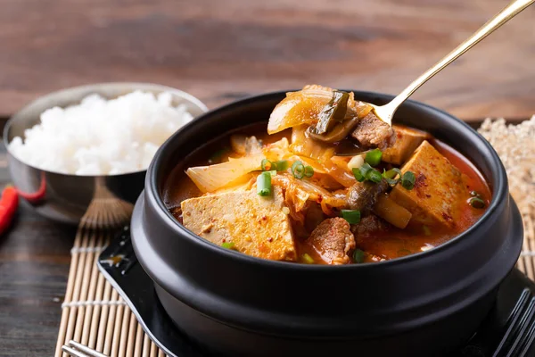 Κορεάτικη Κουζίνα Σούπα Kimchi Τόφου Και Χοιρινό Κορεάτικη Πέτρινη Κατσαρόλα — Φωτογραφία Αρχείου