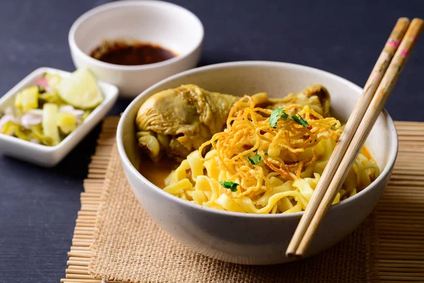 stock image Northern Thai food (Khao Soi), Spicy curry noodles soup with chicken, Local Thai food