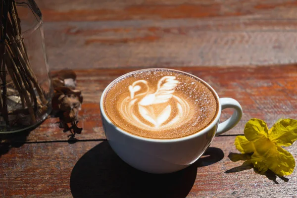 Latte Art Kaffee Mit Schwanenform Kaffeetasse Auf Holztisch Heißgetränk — Stockfoto