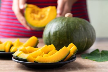 Japon balkabağı ya da Kabocha yemek için hazırlanın.