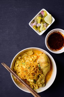 Kuzey Tayland yemekleri (Khao Soi), baharatlı körili erişte çorbası, yerel Tayland yemekleri.