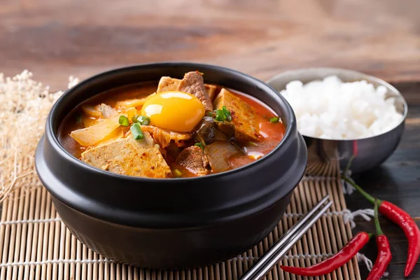 Korejské Jídlo Kimchi Polévka Tofu Vepřovým Masem Čerstvým Žloutkem Korejském — Stock fotografie
