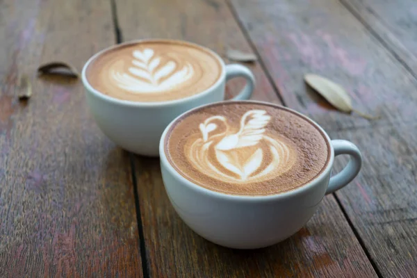 Latte Art Kaffee Mit Schwan Und Herzbaumform Kaffeetasse Auf Holzhintergrund — Stockfoto