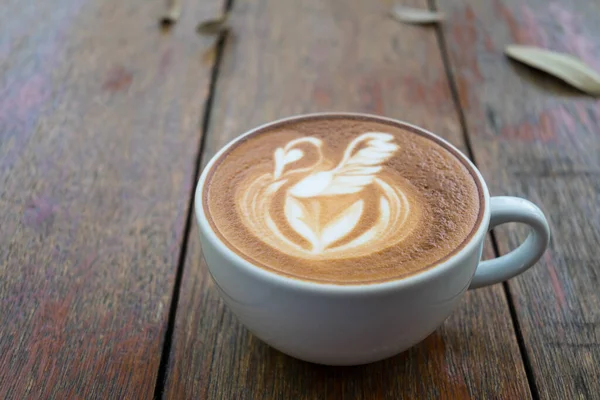 Latte Art Kaffee Mit Schwanenform Kaffeetasse Auf Holzhintergrund Heißgetränk — Stockfoto