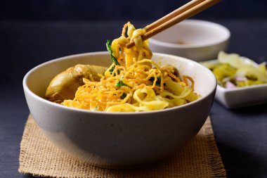 Kuzey Tayland yemekleri (Khao Soi), baharatlı körili erişte çorbası, yerel Tayland yemekleri.