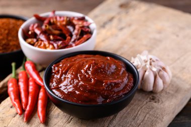 Gochujang (kırmızı biber ezmesi), Kore yemeklerinde baharatlı ve tatlı mayalanmış sos.