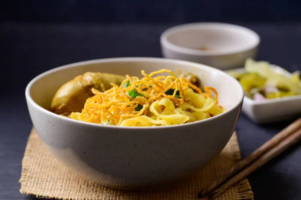 stock image Northern Thai food (Khao Soi), Spicy curry noodles soup with chicken, Local Thai food