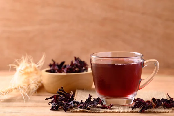 Rosellen Tee Glas Mit Trockener Roselle Auf Holzgrund Kräutergetränk Zur — Stockfoto
