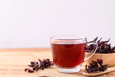 Roselle çayı ve kuru roselle. Kan basıncını düşürmek için bitkisel içecek.