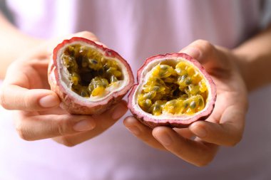 Tutku meyveleri yemeye hazır yaz mevsiminde tropikal meyveler