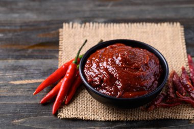 Gochujang (kırmızı biber ezmesi), Kore yemeklerinde baharatlı ve tatlı mayalanmış sos.