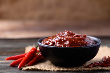 Gochujang (kırmızı biber ezmesi), Kore yemeklerinde baharatlı ve tatlı mayalanmış sos.