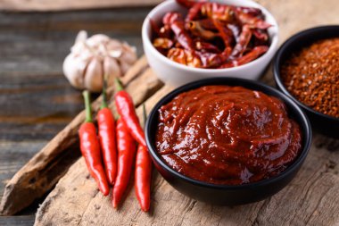 Gochujang (kırmızı biber ezmesi), Kore yemeklerinde baharatlı ve tatlı mayalanmış sos.