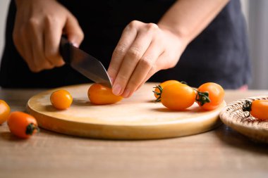 Tahtada turuncu kiraz domatesi, taze organik sebze.