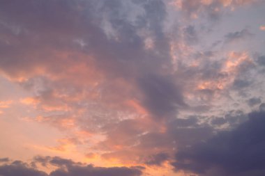 Gün batımından önce bulutlu ve güneşli vanilyalı gökyüzü, doğal arka plan