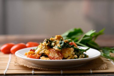 Kuzey Tayland yemeği, kızarmış gurmar yaprağı (Gymnema inodorum) yumurta, yerel gıda ile karıştırılır