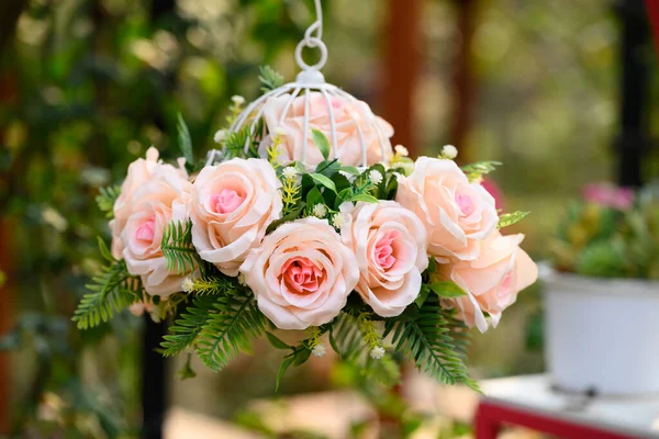 Штучні Рожеві Троянди Квітковий Букет Висять Прикрашають Саду — стокове фото