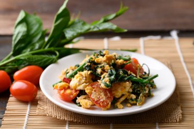 Kuzey Tayland yemeği, kızarmış gurmar yaprağı (Gymnema inodorum) yumurta, yerel gıda ile karıştırılır