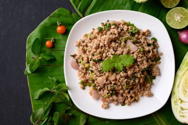 Yerel Tayland yemekleri, baharatlı domuz salatası (Larb Moo), masa üstü manzarası