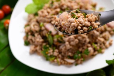 Yerel Tayland yemeği, baharatlı kıymalı domuz salatası (Larb Moo)