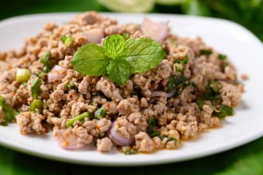 Yerel Tayland yemeği, baharatlı kıymalı domuz salatası (Larb Moo)