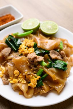 Tayland yemeği (Pad See Ew), kızarmış pirinç erişteli soya sosu domuz, yumurta ve lahana