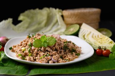 Yerel Tayland yemeği, baharatlı kıymalı domuz salatası (Larb Moo)