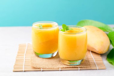 Bardakta taze mango, yaz mevsiminde soğuk içecek.