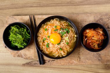 Asya hazır şehriye çorbası, yumurta sarısı, lahana turşusu ve deniz yosunu salatası.