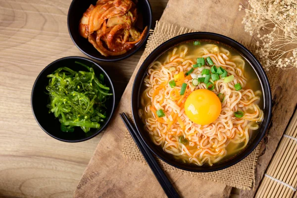 Sup Mie Instan Asia Dengan Kuning Telur Segar Makan Dengan — Stok Foto