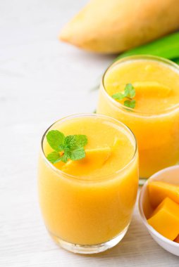 Bardakta taze mango, yaz mevsiminde soğuk içecek.
