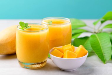Bardakta taze mango, yaz mevsiminde soğuk içecek.
