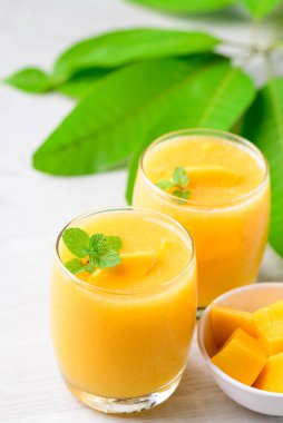 Bardakta taze mango, yaz mevsiminde soğuk içecek.