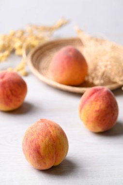 Olgun şeftali meyvesi beyaz masada.