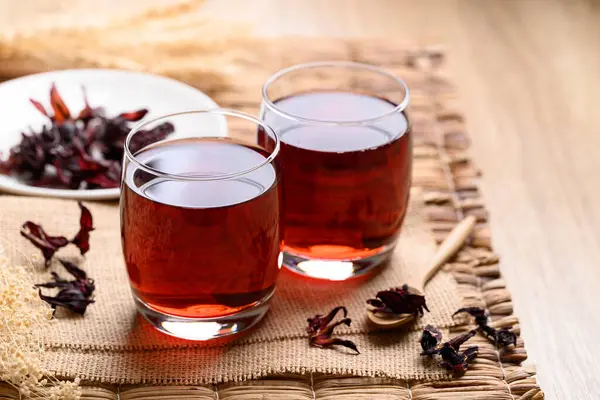 Rosellen Tee Glas Mit Getrockneten Rosellen Kräutergetränk Zur Blutdrucksenkung — Stockfoto