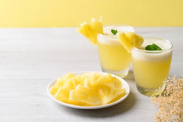 Smoothie Abacaxi Vidro Com Abacaxi Fatias Bebida Tropical Verão — Fotografia de Stock