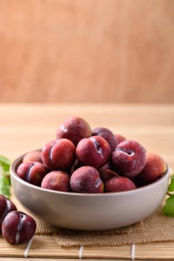 Kırmızı erik meyvesi (Japon eriği veya Çin eriği))