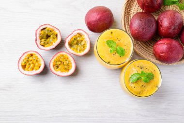 Yaz mevsiminde taze tutku meyveli buzlu içecek.