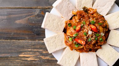 Kore yemeği, tofu ve domuz etli kızarmış kimchi (Dubu Kimchi), masa üstü manzaralı.
